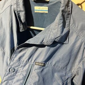 Men’s Columbia shirt, blue size medium.